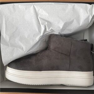 NWT J/Slides (RARE) Grey Water-Resistant Booties Size 9